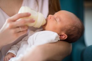 Safe infant nutrition with oil-free compressed air